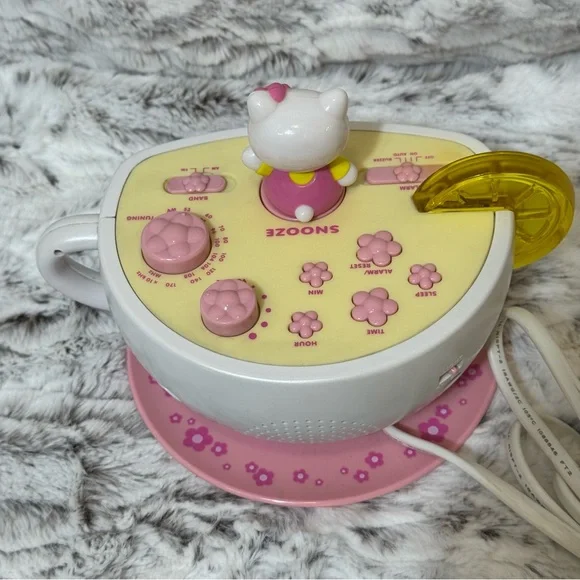 Vintage Hello Kitty Pink and Yellow Teacup Alarm Clock Radio - Picture 4 of 10